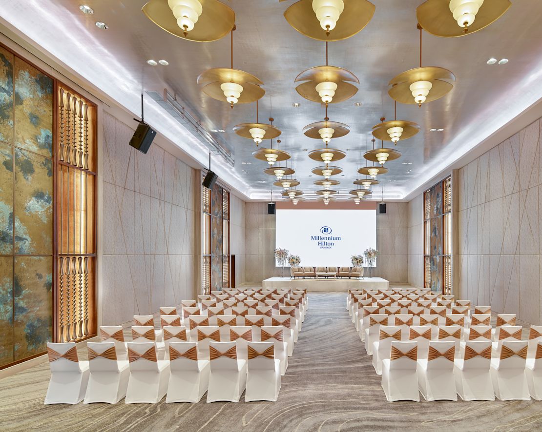 宴会場「トンブリ」の列に並べられた座席