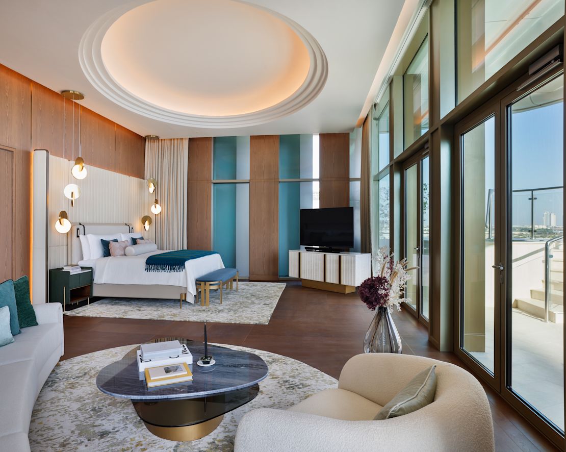 Velká ložnice apartmá s posuvnými dveřmi k venkovnímu přechodu