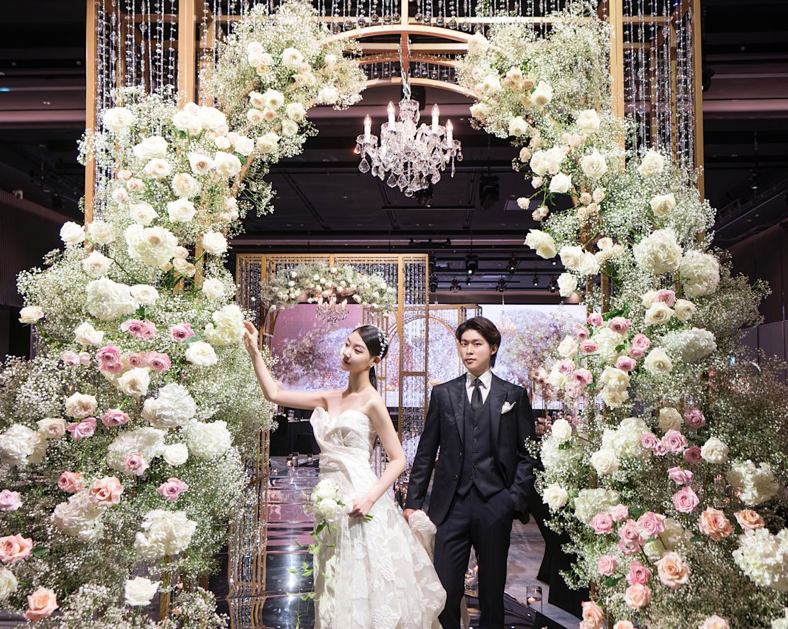 การถ่ายภาพงานแต่งงาน - งานแต่งงานคู่หูกับภาพโค้งดอกไม้