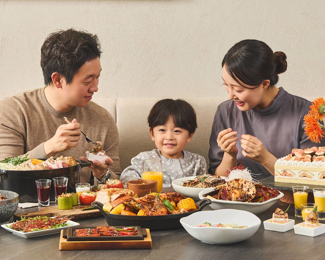 Gezin dat samen van eten geniet - overgang