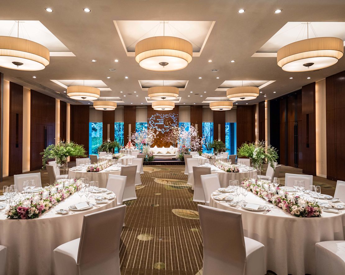 Tables rondes avec des pièces centrales de fleurs et des espaces repas - transition