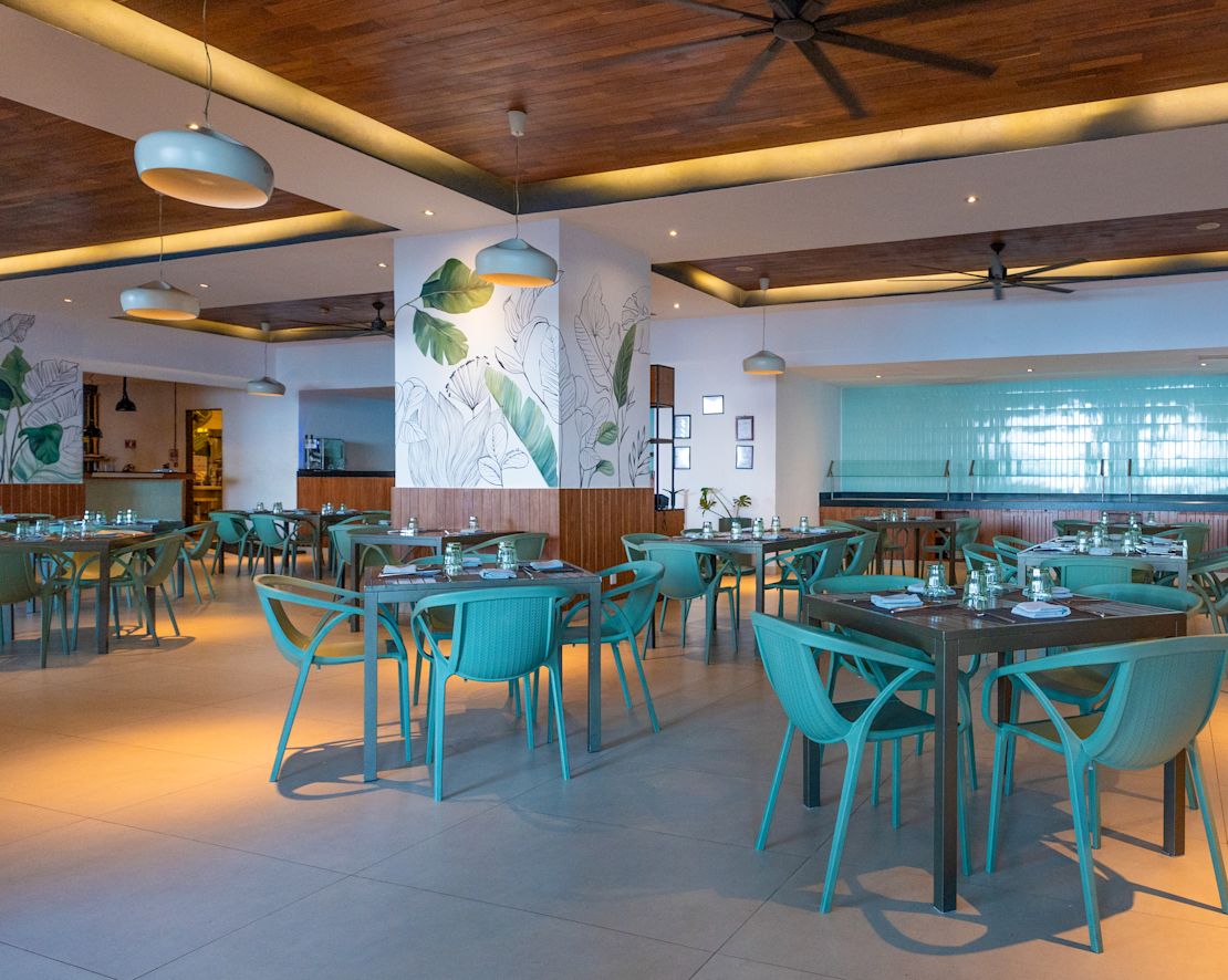 yemek alanında masalar ve sandalyeler-geçiş