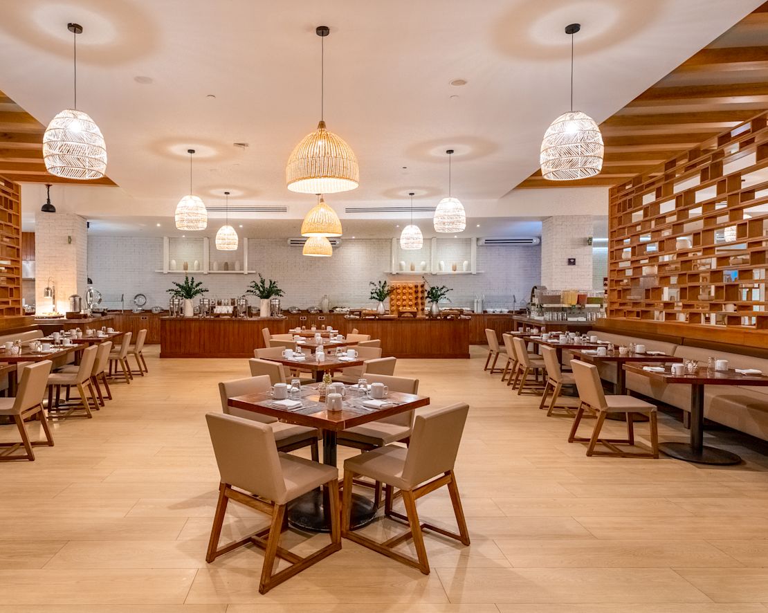 yemek alanında masalar ve sandalyeler-geçiş