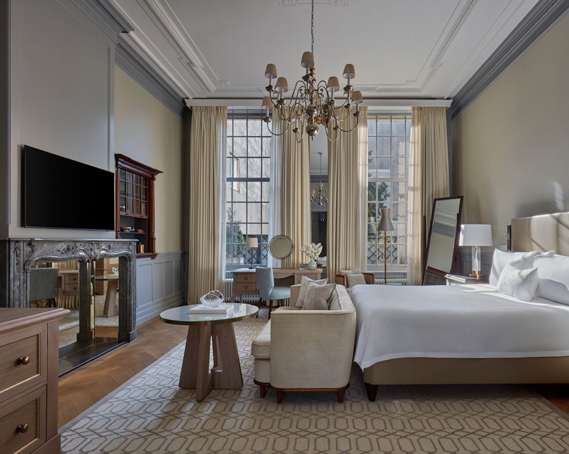 Suite - Ampio letto e salotto con TV e ampie finestre-transition