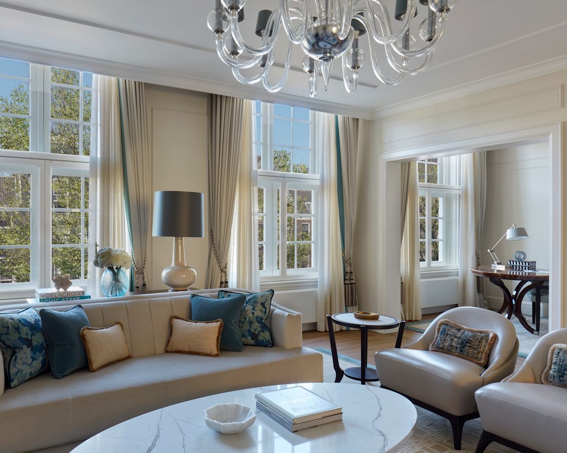 Suite Brentano - Zona soggiorno con ampie finestre-transition