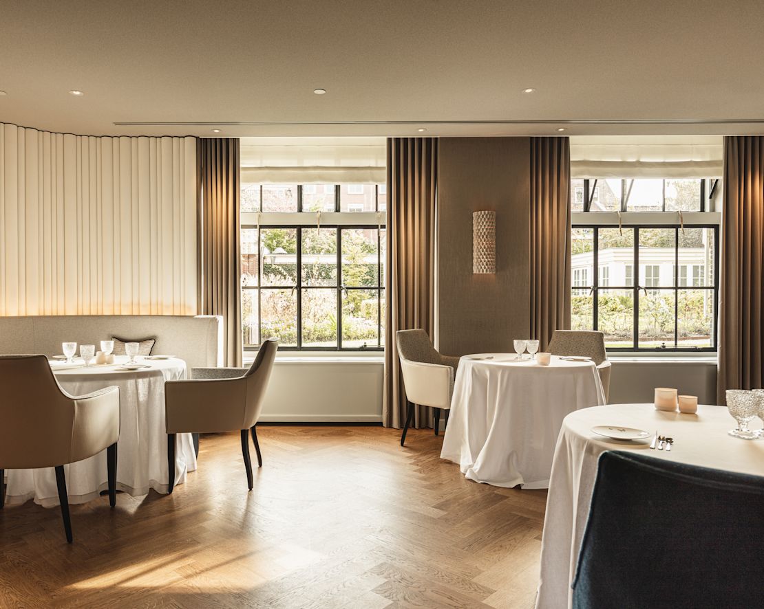 Pemandangan Meja di restoran-transisi