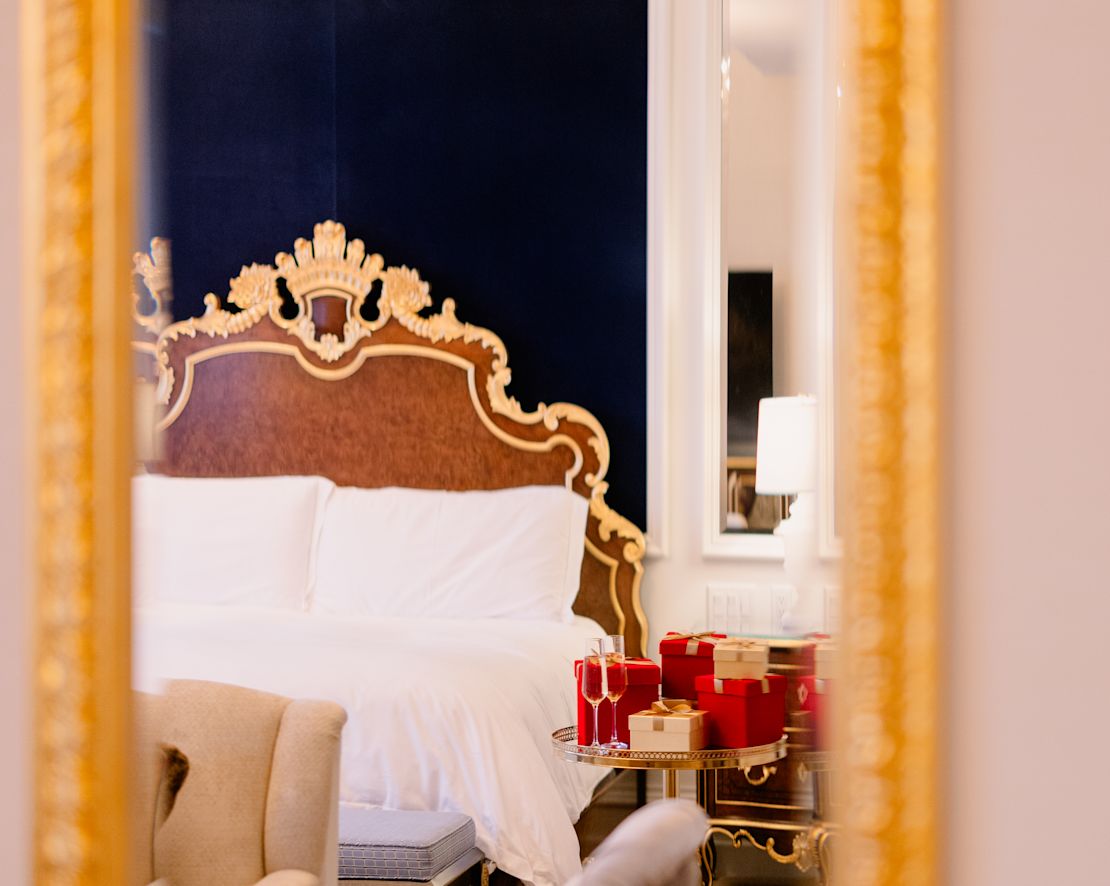 oglinda camerei de oaspeți, masă cu transport de cadouri împachetat în vacanță