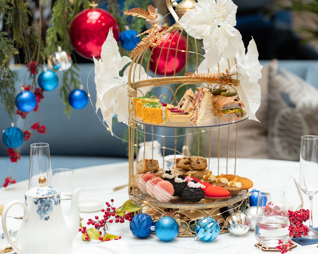 Afișaj cu ceai de după-amiază Peacock Alley, sandvișuri, prăjituri, ornamente de sărbători - tranzit