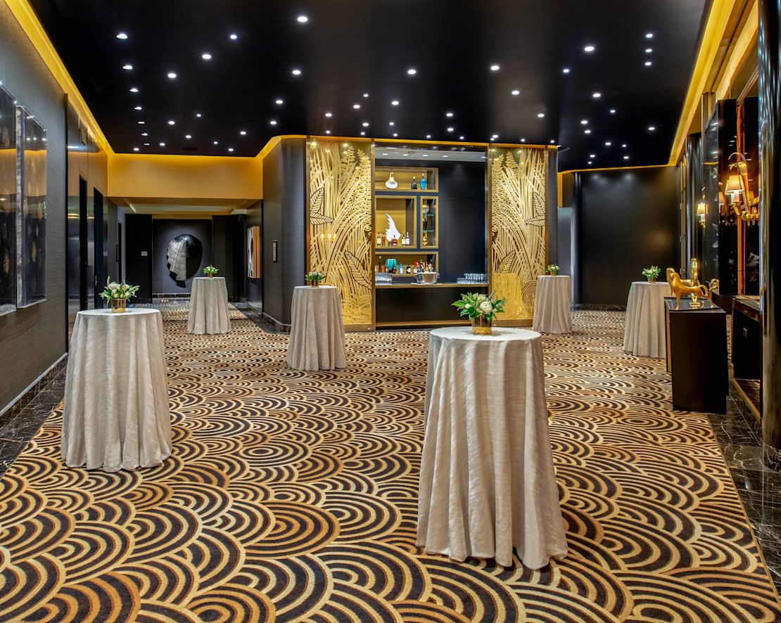 宴会厅前厅设有桌子和植物过渡区