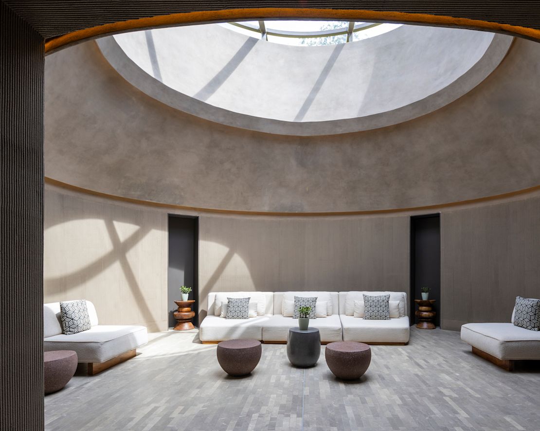 Salon du spa avec passage de la lucarne