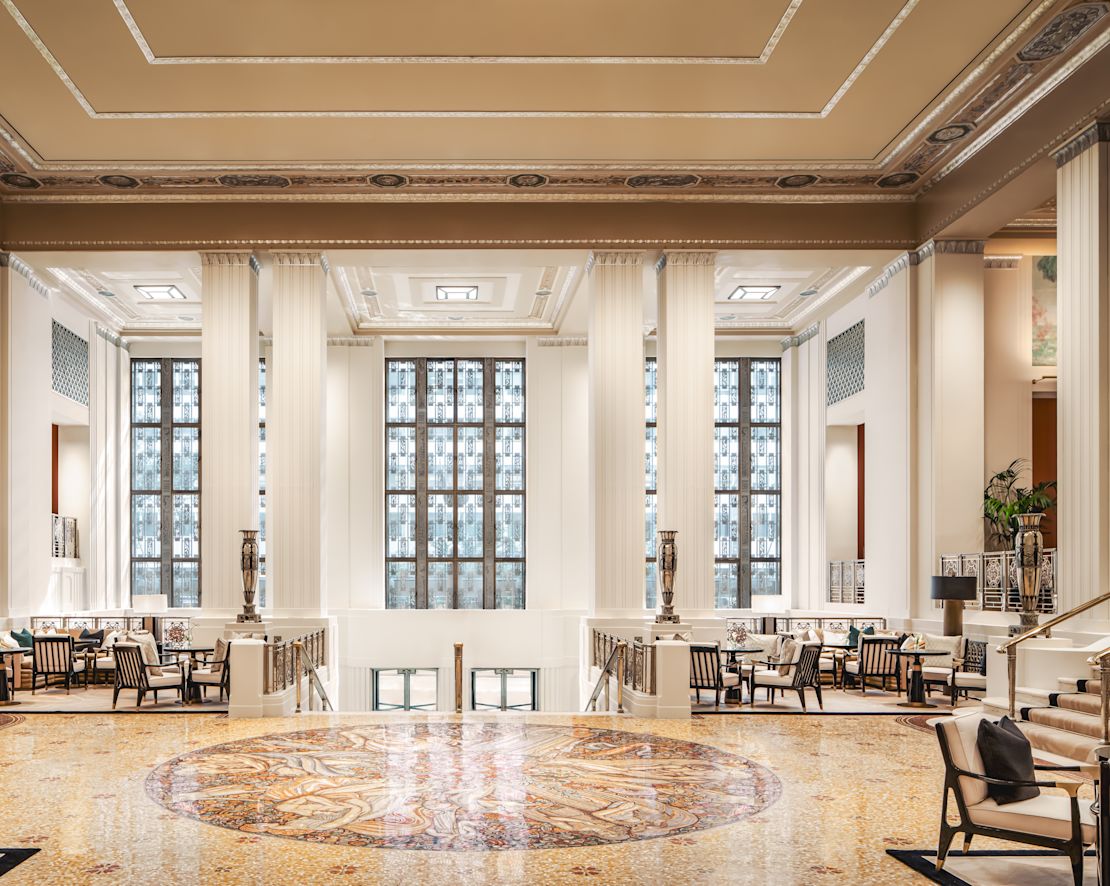 Luxueux hall avec chaises, piliers et escaliers, transition