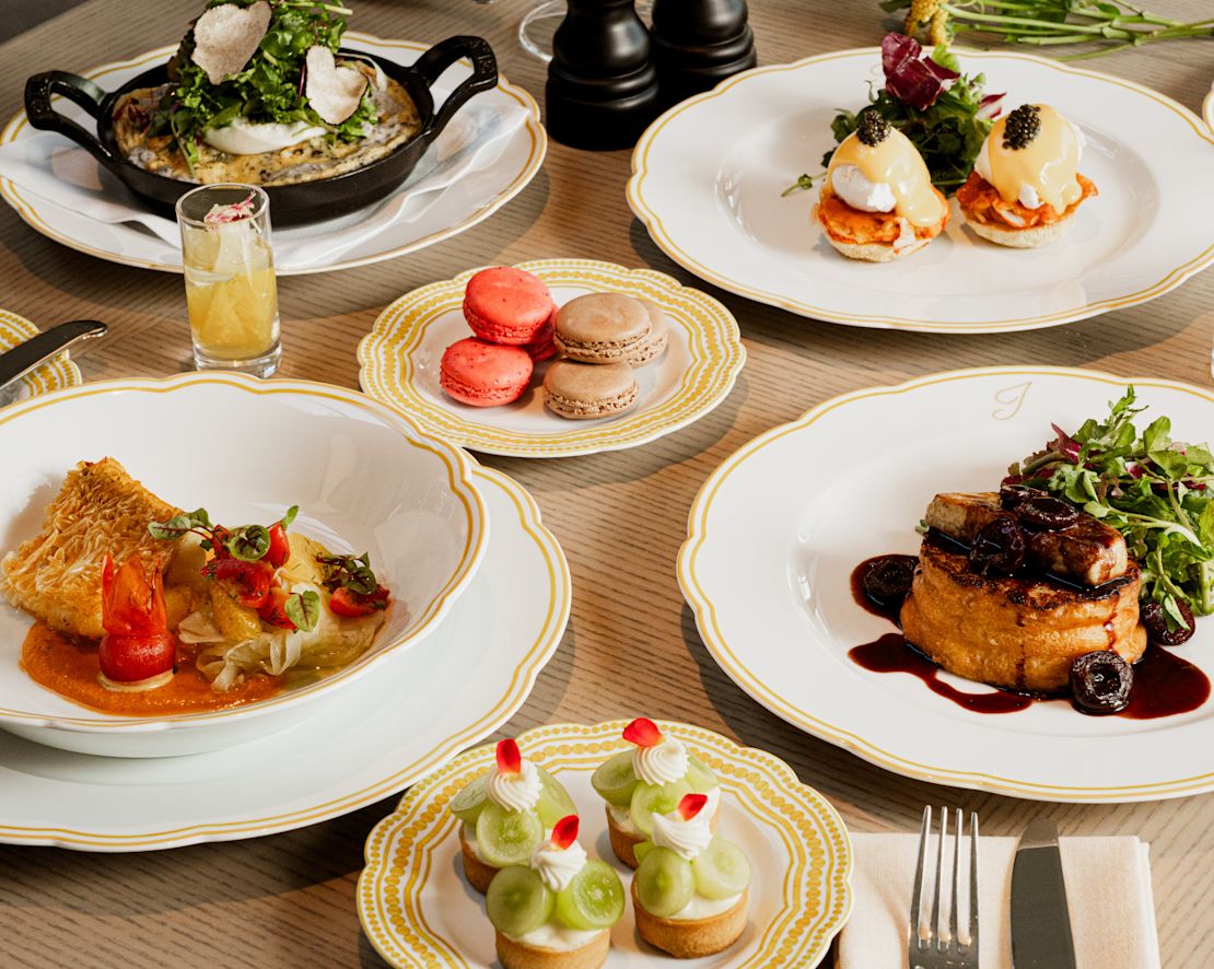 Jolie Brasserie, Esstisch mit Hauptgerichten zum Abendessen und Dessert, Getränke-Übergang