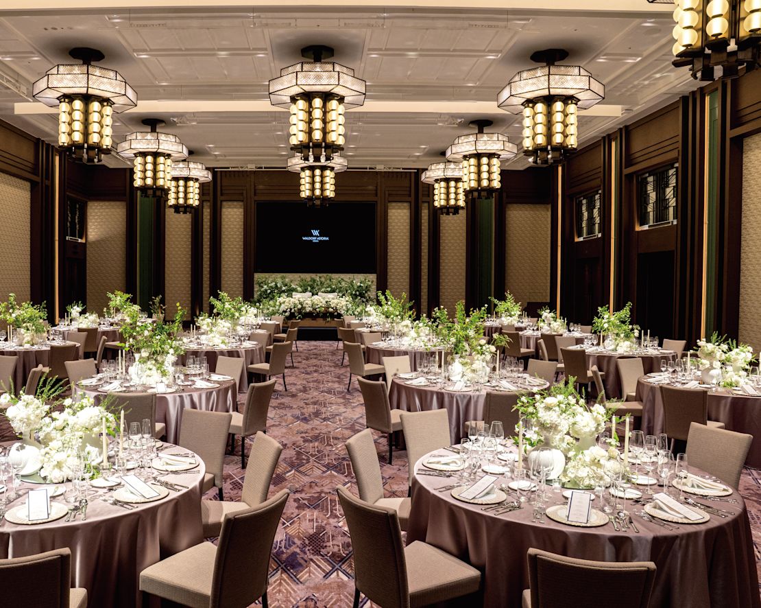 Veranstaltungsfläche mit runden Tischen und Aufbau für ein Abendessen am Empfang.-Übergang