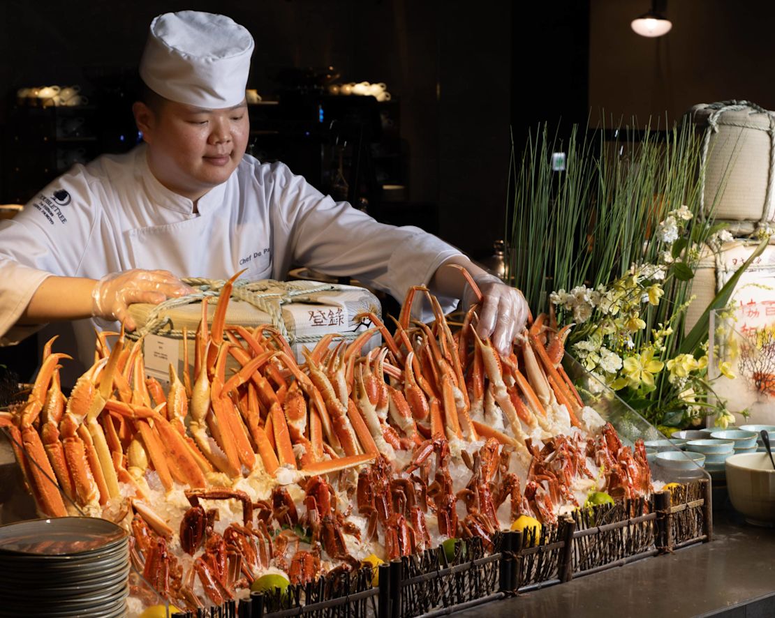 Chef mostrando pescados y mariscos en el restaurante Pangyo-transition