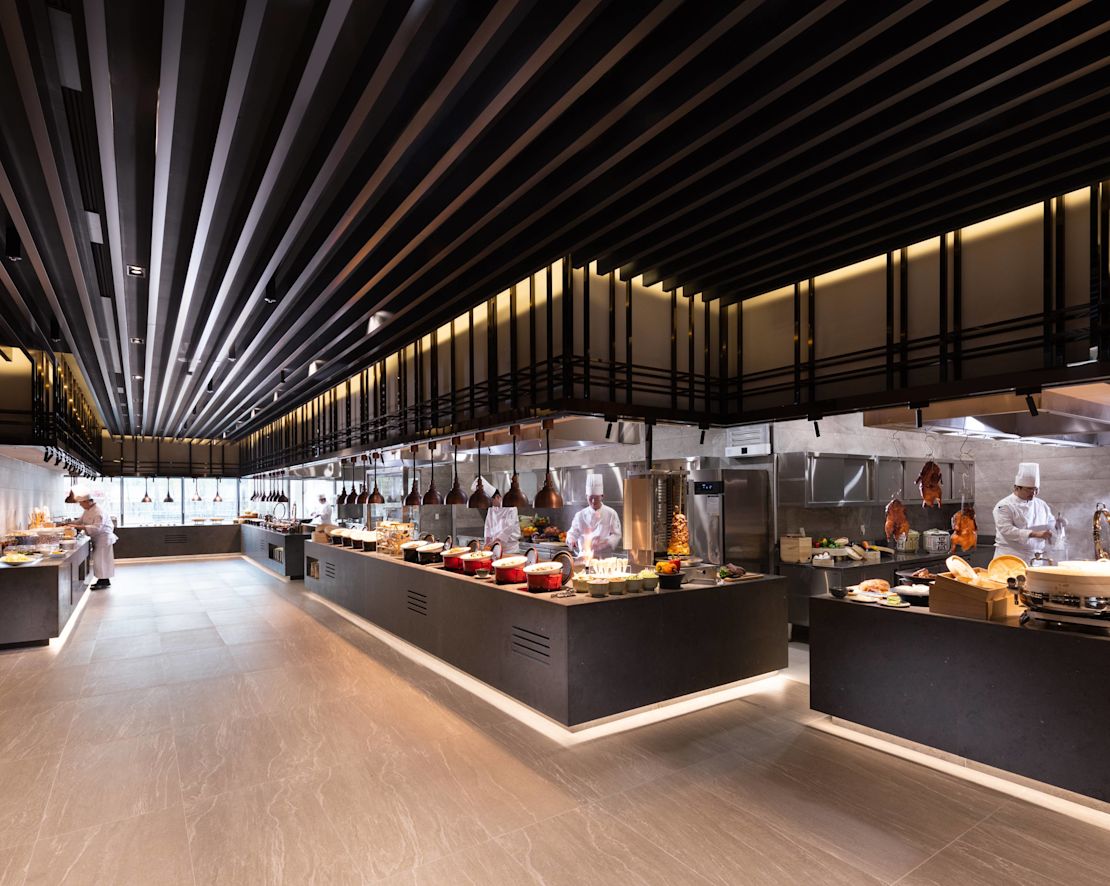 Bucătarii pregătind mâncarea la restaurantul Demeter - Tranziție