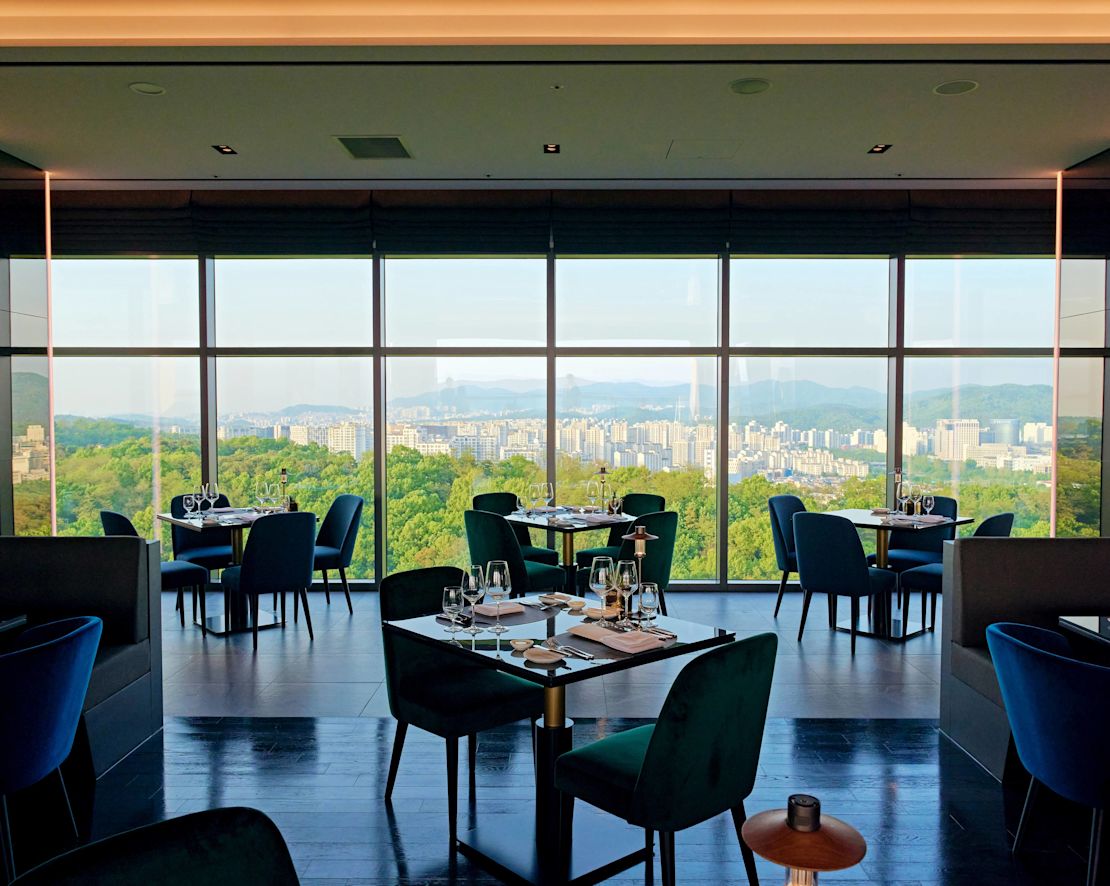 Zonă de luat masa la restaurantul LUH Rooftop și la bar-tranziția