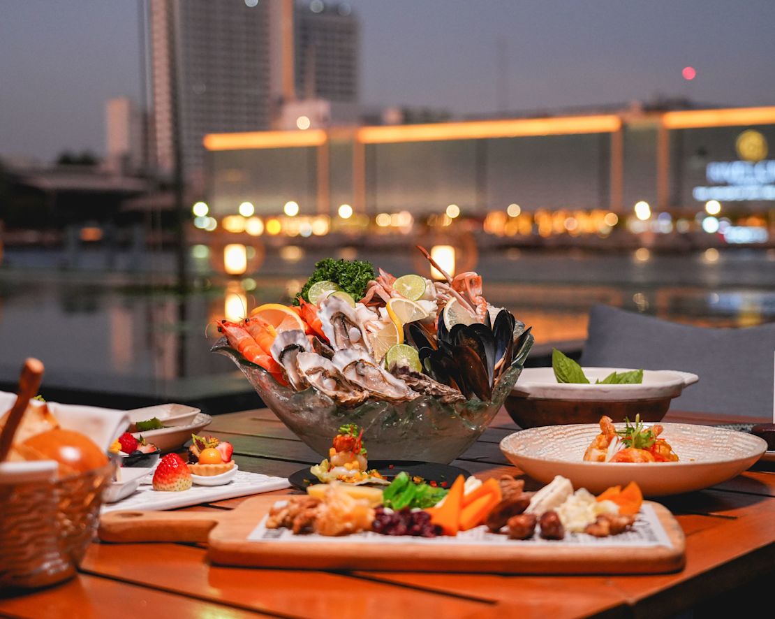 Cină cu fructe de mare pe masă la restaurantul FLOW - Tranziția