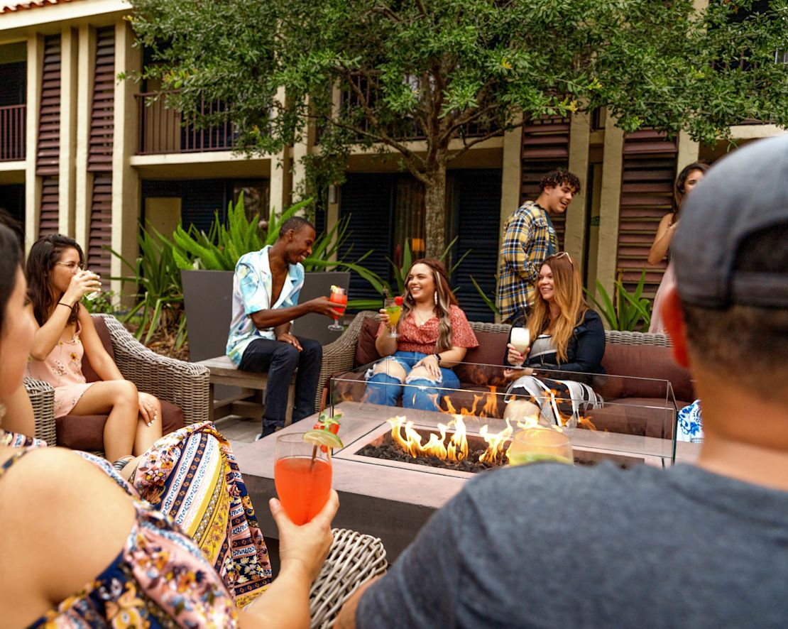 Familie care bea la Palms Promenade-Tranziția