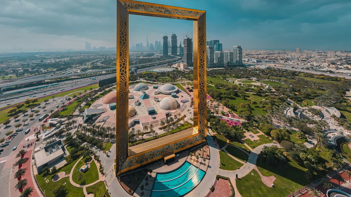 The Dubai Frame, обсерватория, музей и памятник в парке Забиль, Дубай, который является рекордом по крупнейшей раме в мире.