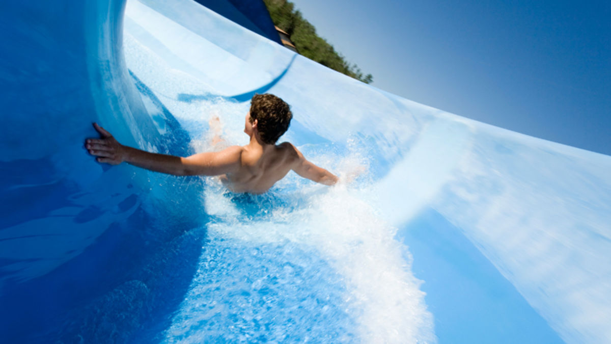Adolescent băiat pe diapozitivul Water Park