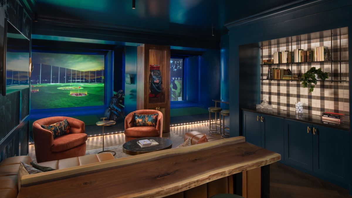 Zimmer mit Bar, Stühlen und Großbildfernsehern