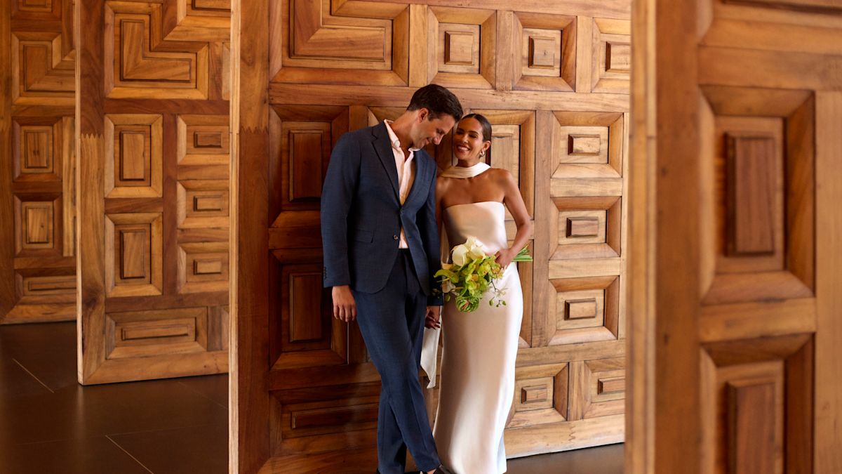 Novios junto a una puerta de madera