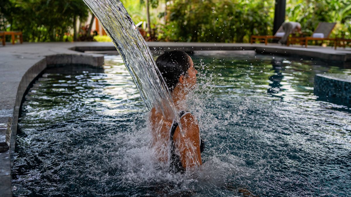 Frauen holen Wasser im Spa-Pool