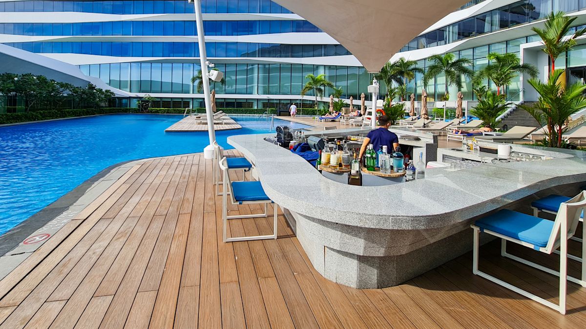 ساقي وأشخاص يستمتعون بيوم في حمام السباحة وبار سيلز