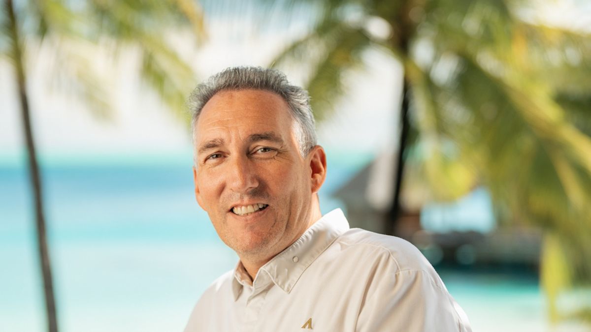 Chef Stephane Coco - Esterno in piedi con vista sulla spiaggia sullo sfondo