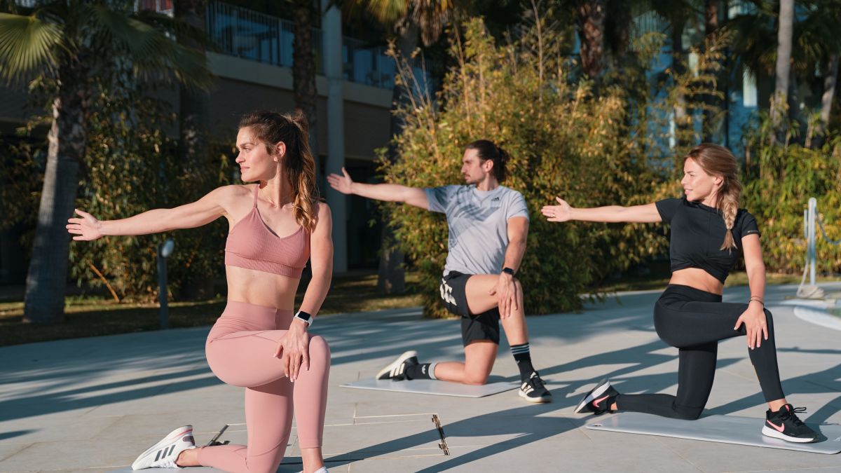 Personas haciendo ejercicio al aire libre