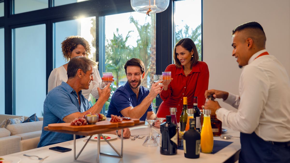 Eine Gruppe von Personen im Küchenbereich
