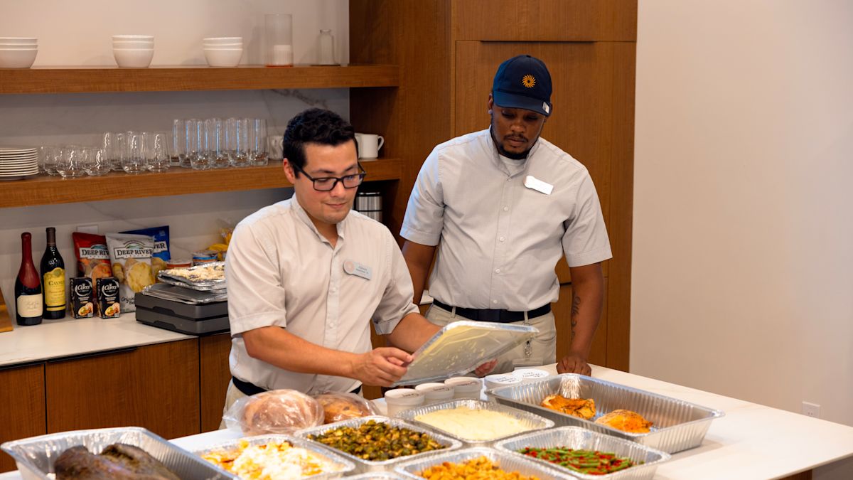 フード・ボクシーを調理するスタッフ