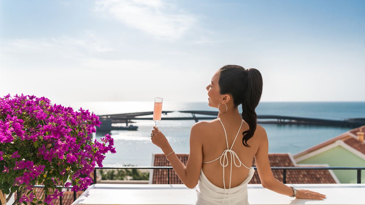 Drink auf dem Balkon mit Meerblick