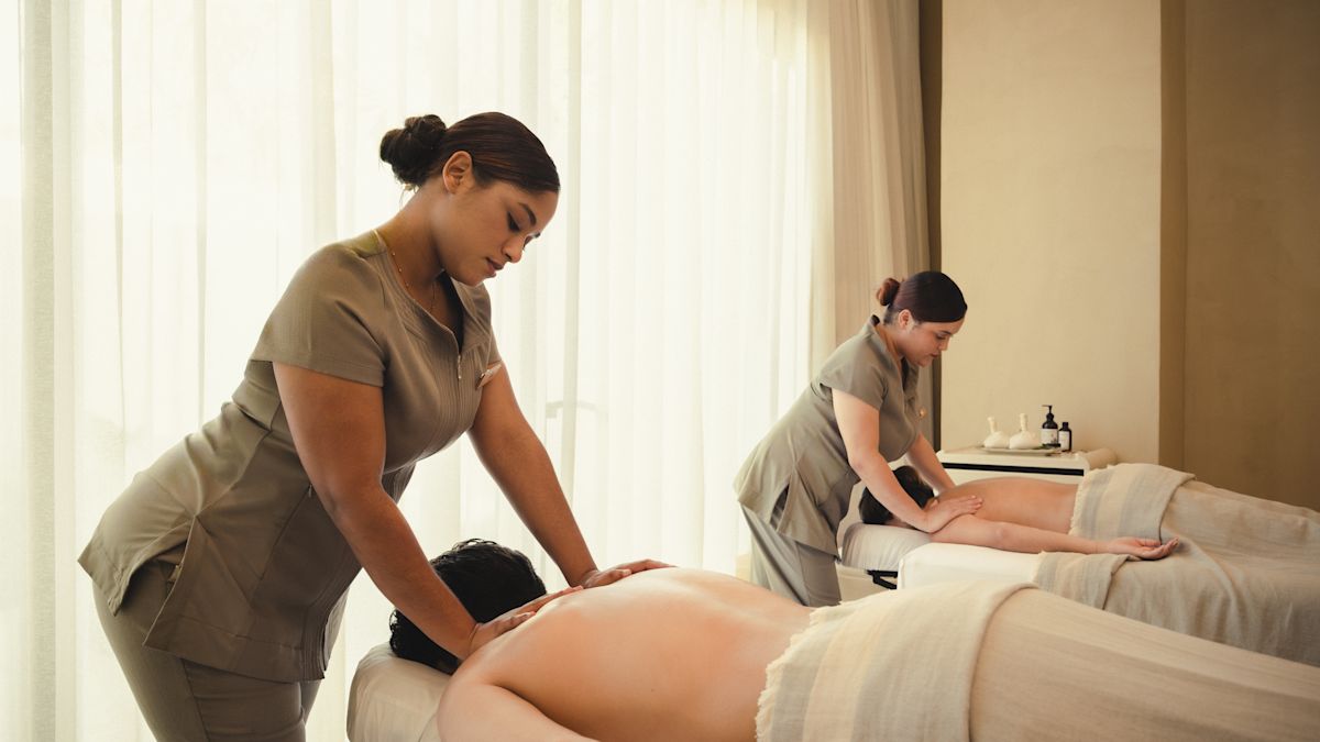 Cuplu bucurându-se de un masaj la spa