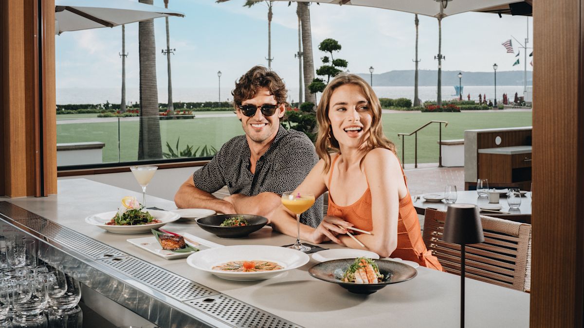 Gäste speisen im Barbereich des Restaurants Nobu del Coronado. Blick auf den Innenhof und das Wasser