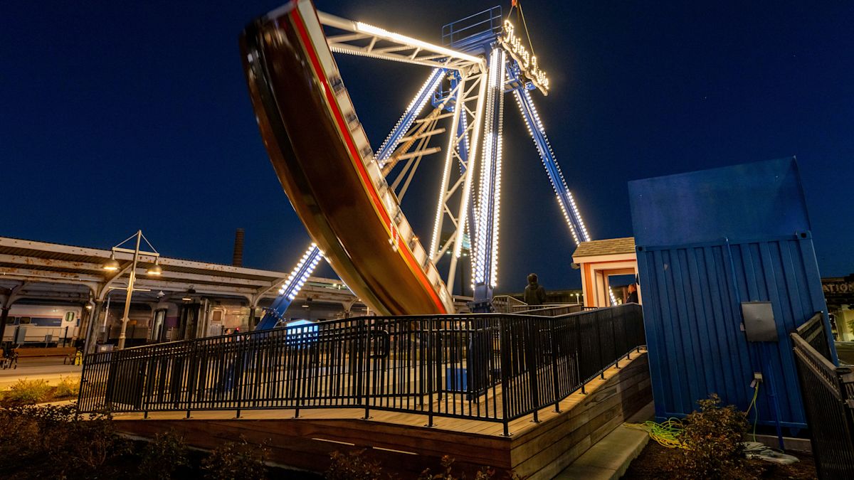 站在灯光装饰的车旁的人