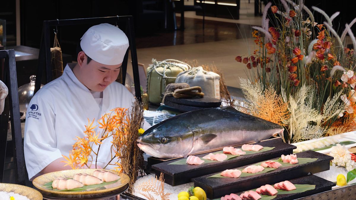 Le chef prépare sa nourriture dans un restaurant