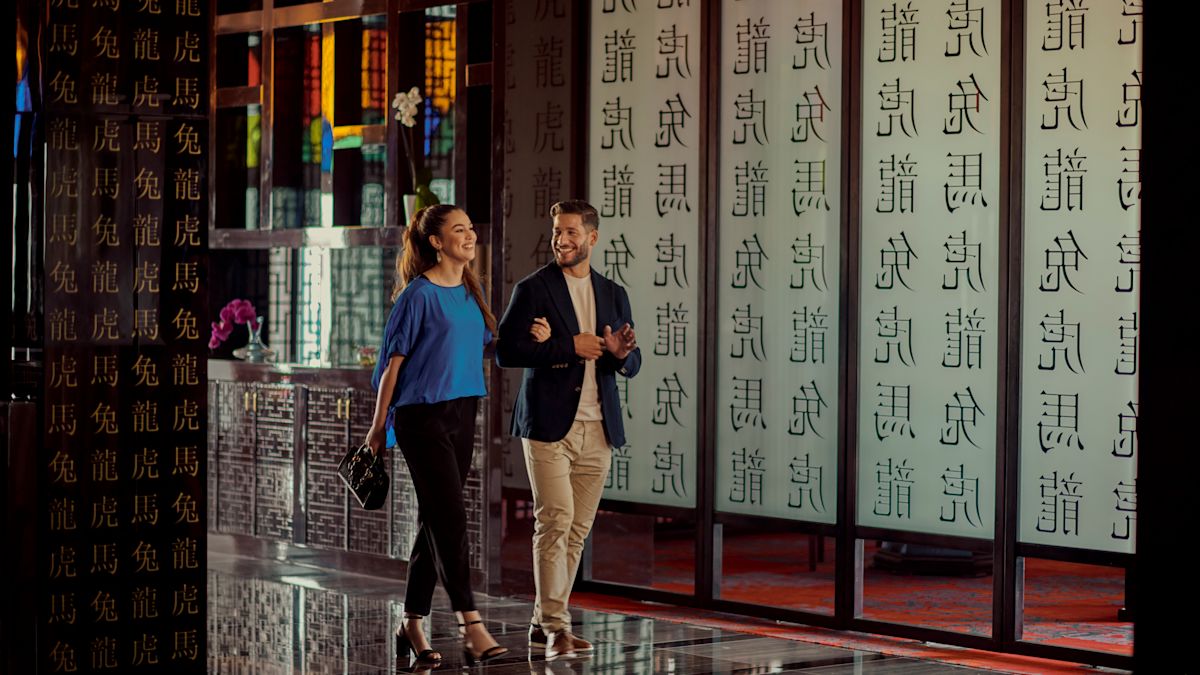 Un homme et une femme traversant l'hôtel