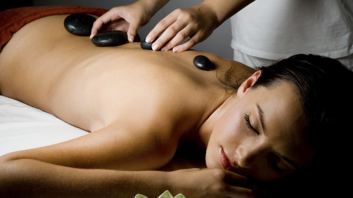 Femme recevant un massage aux pierres chaudes