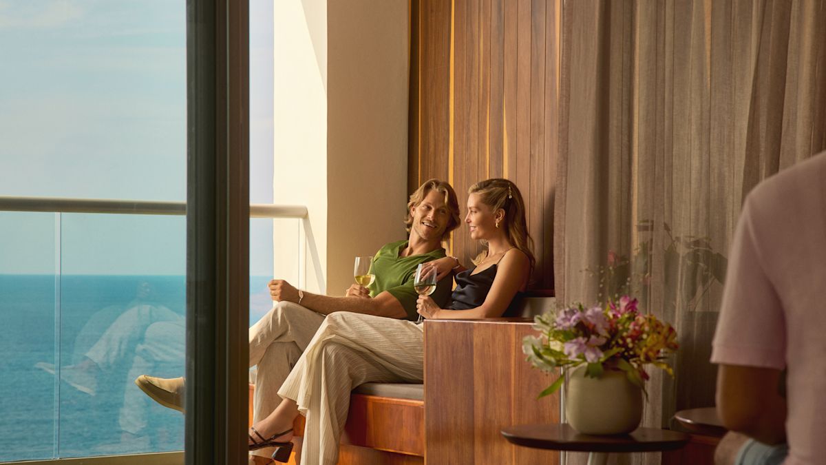 Lounge'da bir kadeh şarap yudumlayan kadın ve adam