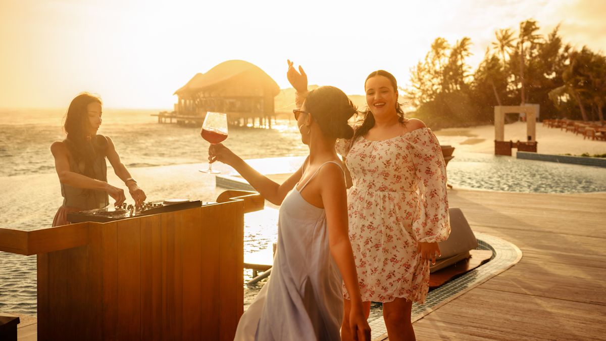 Gün Batımında Sahildeki Aura Pool Bar'da İçki içen ve Eğlenen İki Kadın