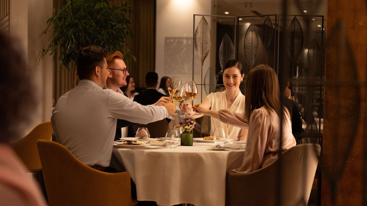 Lidé, kteří se stravují v restauraci Seasons