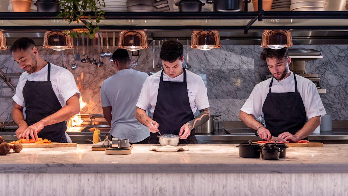 Ristorante Nectar - Cucina aperta con quattro chef che preparano i pasti. 