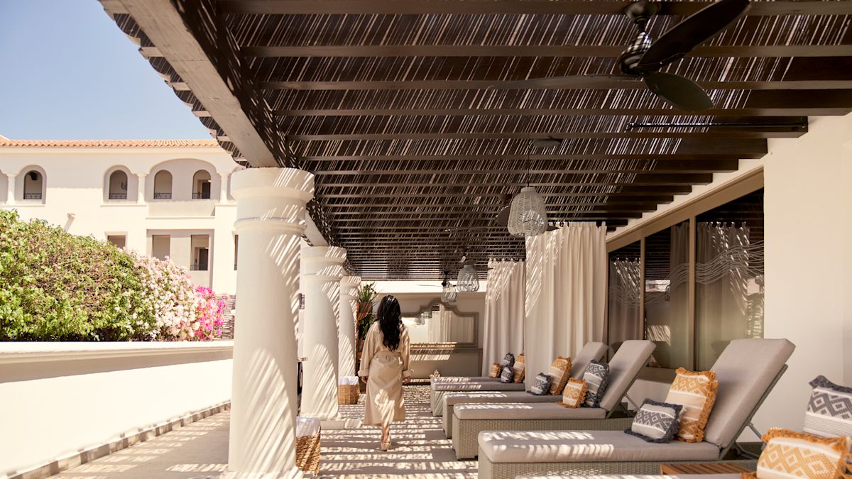 Frau beim Spa-Wohnbereich im Freien