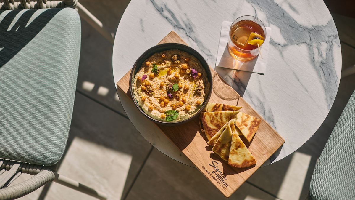 منظر علوي للطعام على الطاولة، مع مشروب