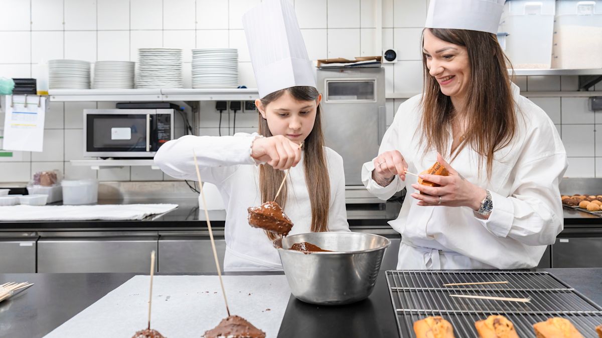 在廚房烘焙的人