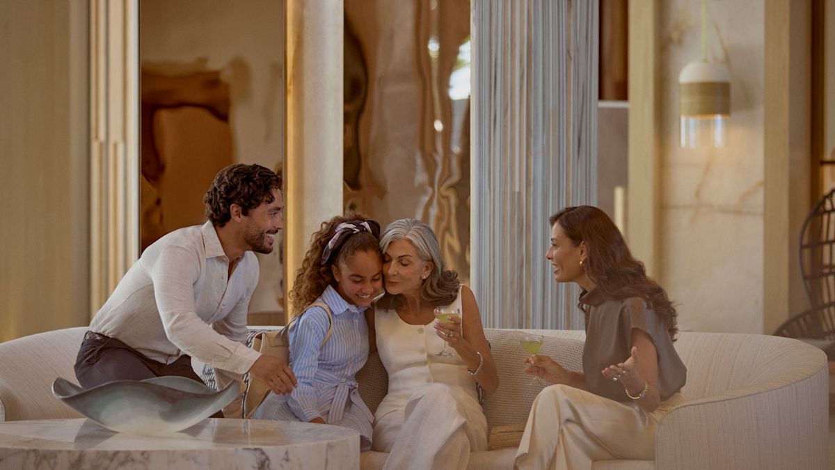 로비에서 가족과 함께 시간을 보내는 아버지, 어머니, 딸 및 할머니