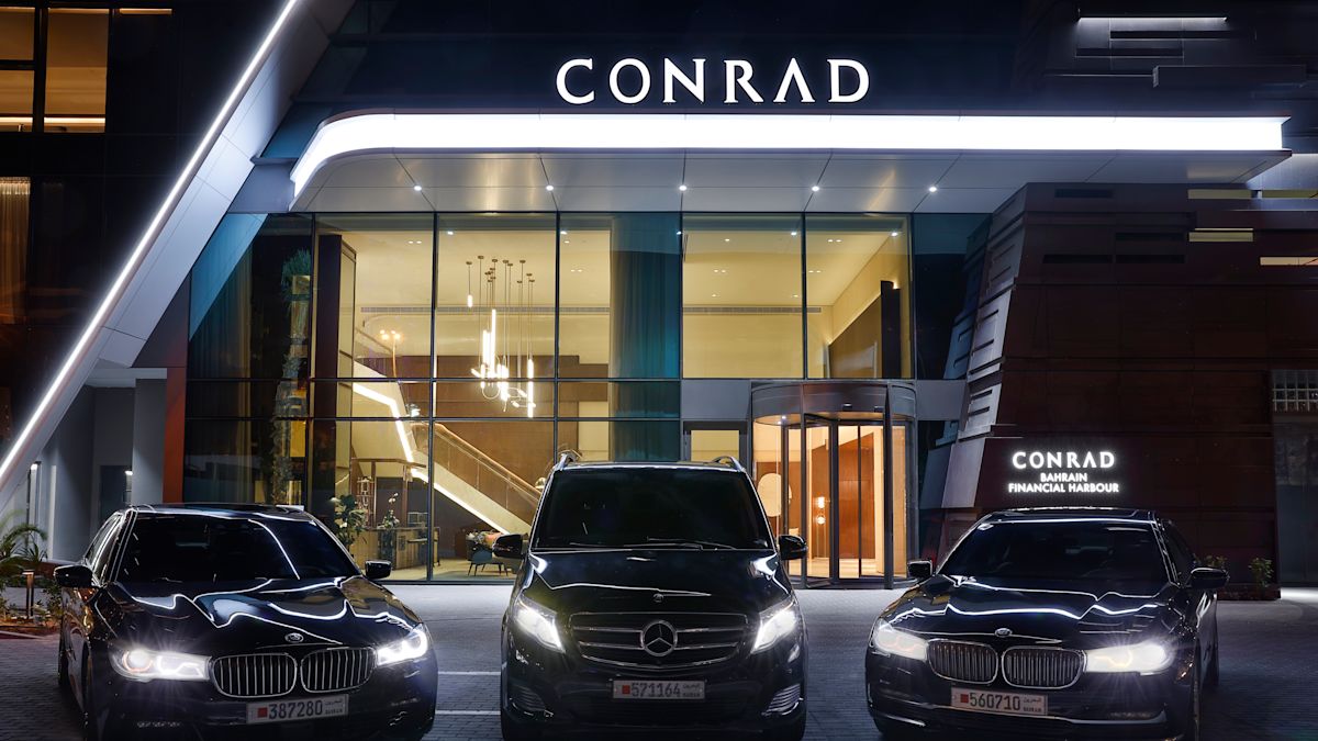 Voitures stationnées la nuit devant un hôtel Conrad