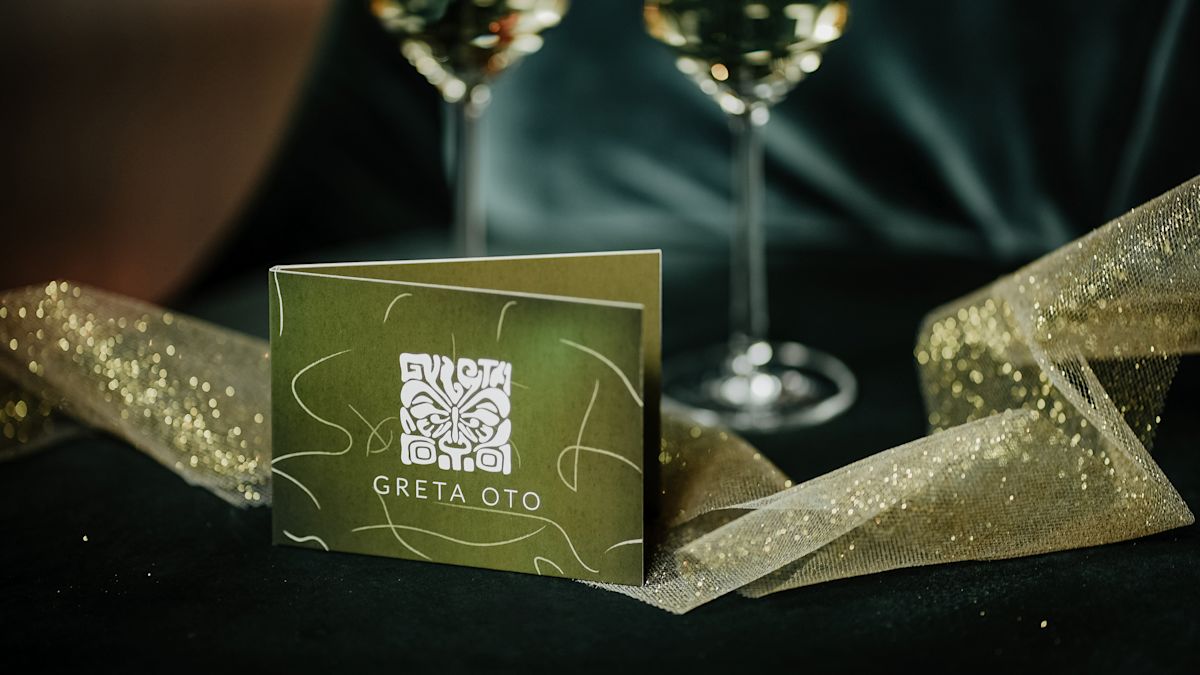 Carte-cadeau GRETA OTO sur une table