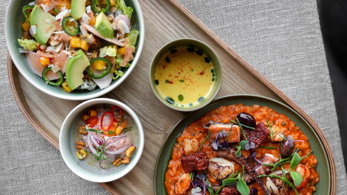 Meeresfrüchtegerichte und Salat im Restaurant GRETA OTO Hamburg